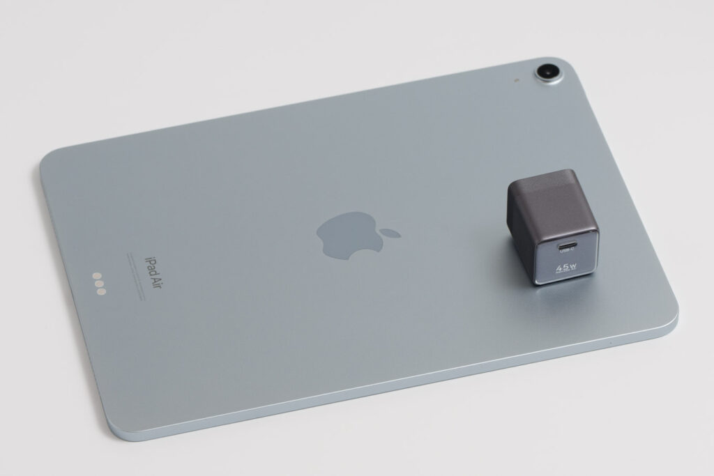 UGREEN Nexode Air 45Wと11インチiPad Airとのサイズ比較