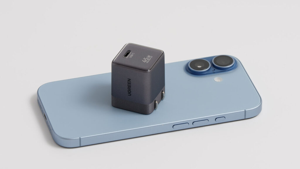UGREEN Nexode Air 45WとiPhone 17とのサイズ比較
