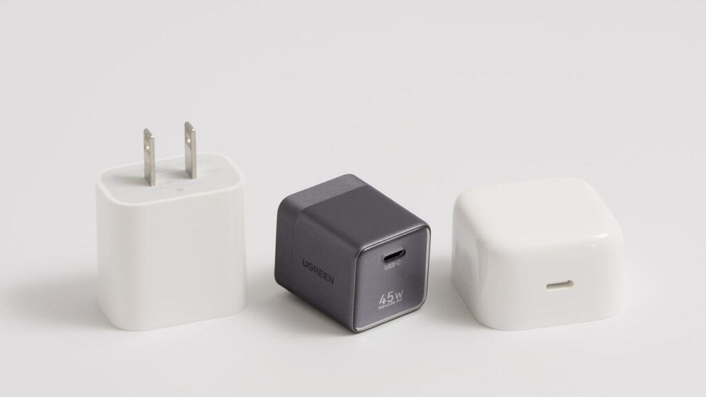 UGREEN Nexode Air 45WとApple 20W USB-C電源アダプタ、Apple 40Wダイナミック電源アダプタ(最大60W対応)とのサイズ比較