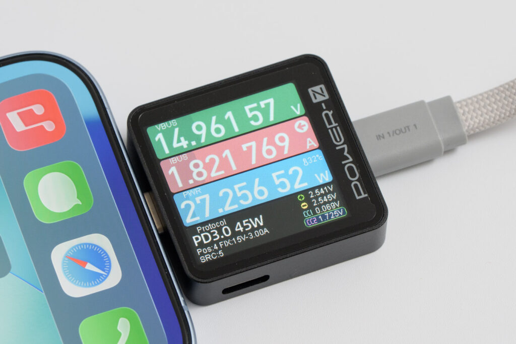 UGREEN Nexode Wavy 10000mAh・45WモバイルバッテリーPB603でiPhone 17を充電中のワット数表示
