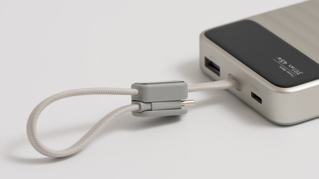 UGREEN Nexode Wavy 10000mAh・45WモバイルバッテリーPB603の内蔵USB-Cケーブル