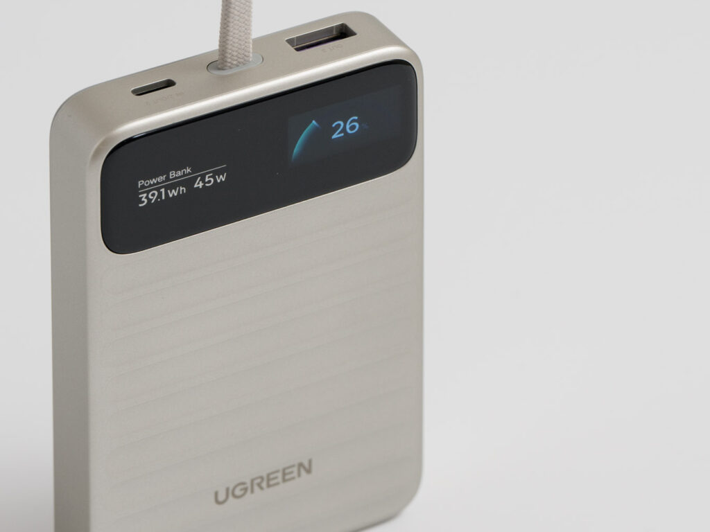 UGREEN Nexode Wavy 10000mAh・45WモバイルバッテリーPB603の前面のディスプレイと波形デザイン