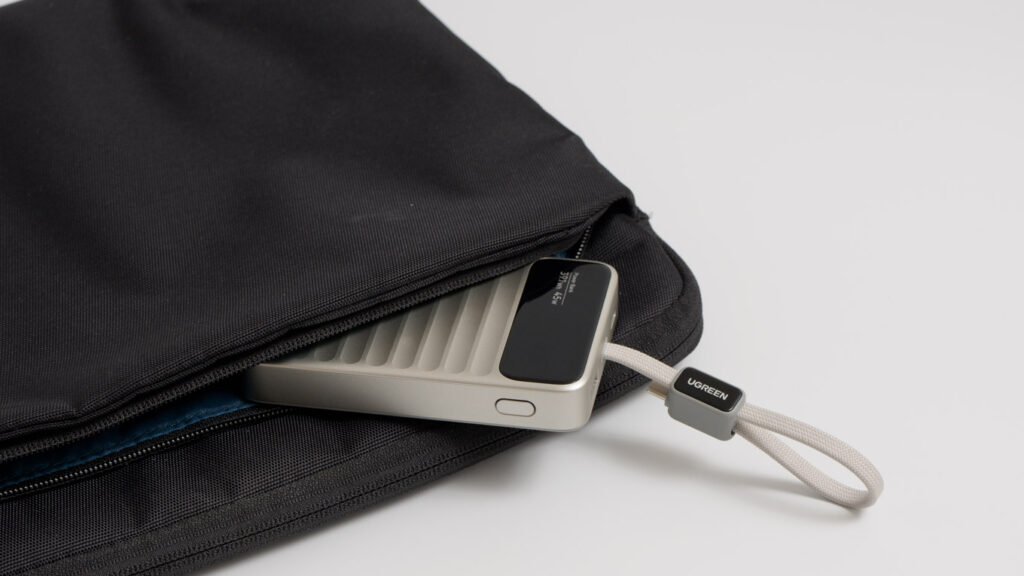 UGREEN Nexode Wavy 10000mAh・45WモバイルバッテリーPB603をバッグに収納している様子