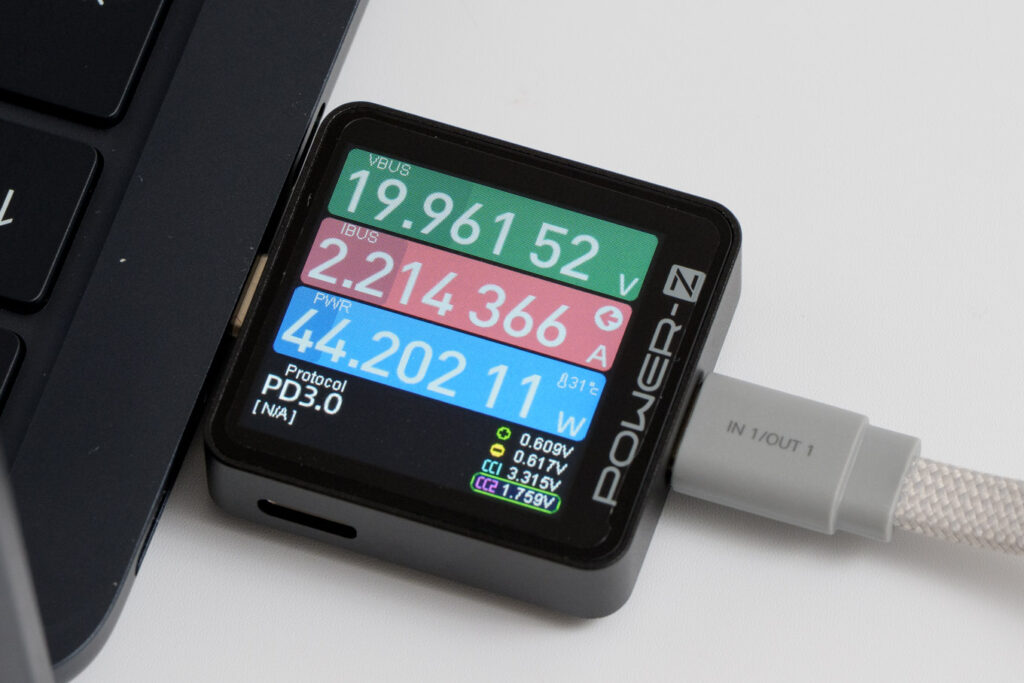 UGREEN Nexode Wavy 10000mAh・45WモバイルバッテリーPB603で13インチMacBook Airを充電している様子