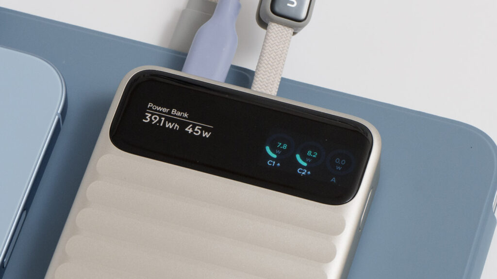 UGREEN Nexode Wavy 10000mAh・45WモバイルバッテリーPB603でiPhone 17と11インチiPad Airを同時充電している様子