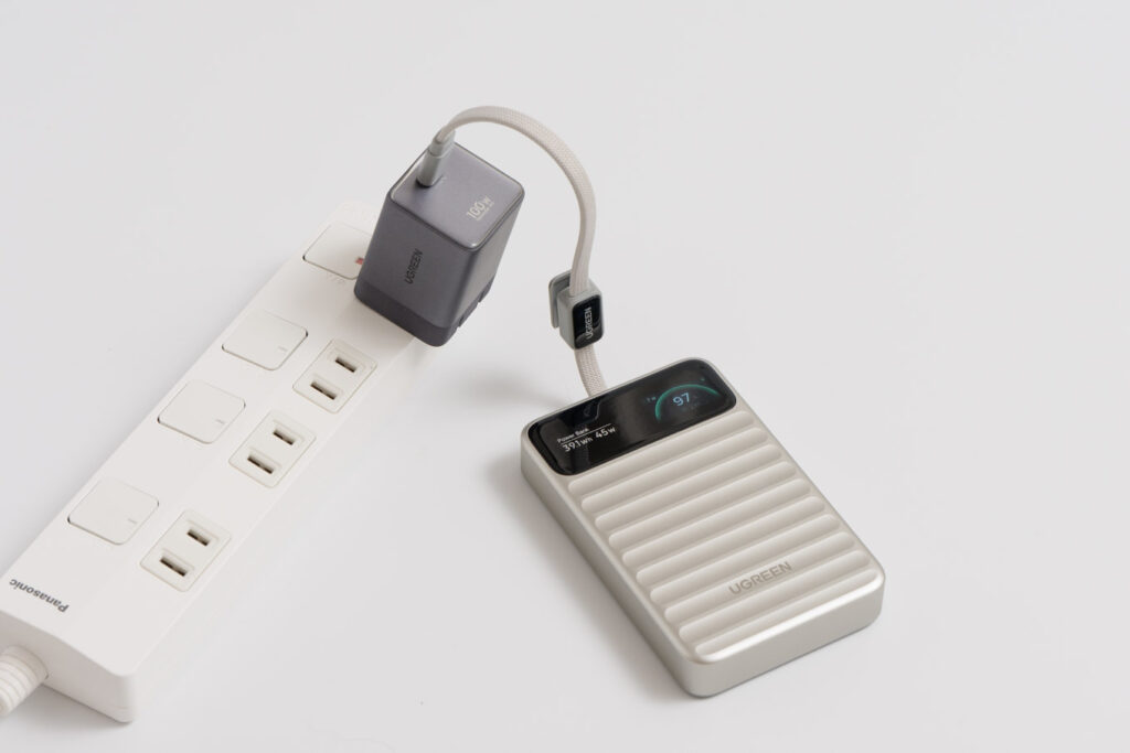 UGREEN Nexode Wavy 10000mAh・45WモバイルバッテリーPB603本体を充電している様子