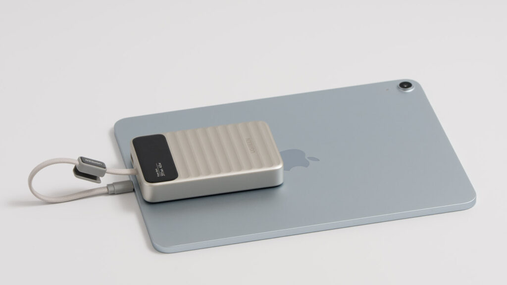 UGREEN Nexode Wavy 10000mAh・45WモバイルバッテリーPB603と11インチiPad Airとのサイズ比較