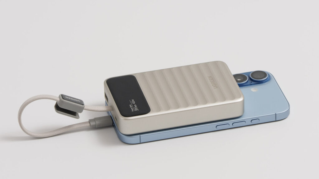 UGREEN Nexode Wavy 10000mAh・45WモバイルバッテリーPB603とiPhone 17とのサイズ比較