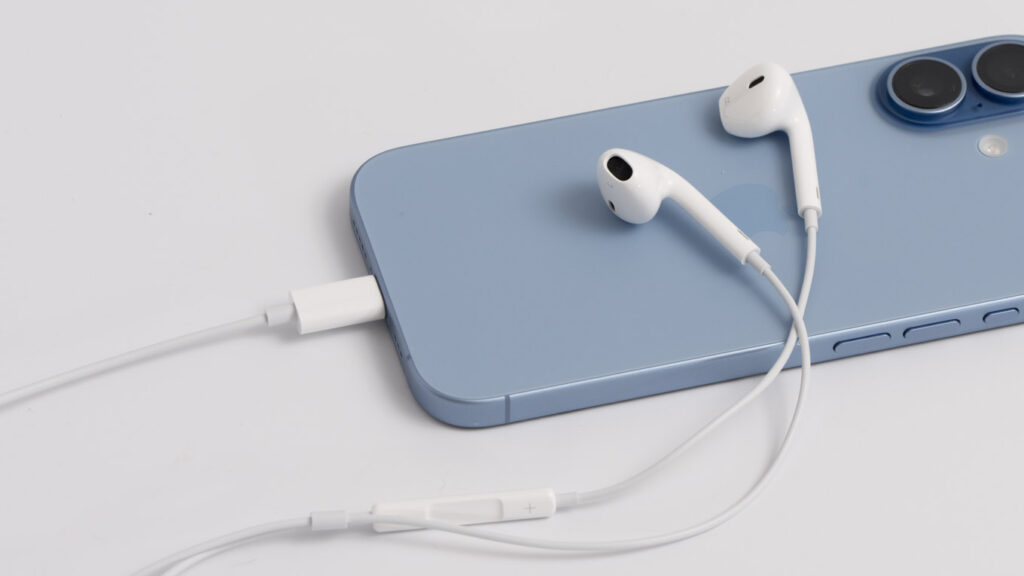 iPhone底面のUSB-CポートにEarPodsを接続している様子