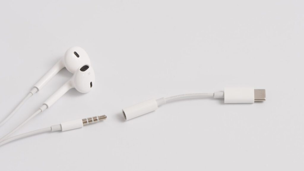 3.5mm版EarPodsにUSB-C - 3.5mmアダプタを接続した状態