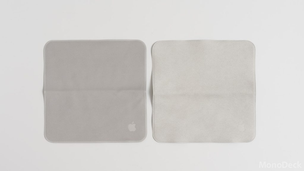 Appleの新型ポリッシングクロス(左)とStudio Display付属の硬めのクロス(右)を横に並べた様子