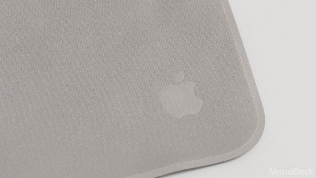 Appleの新型ポリッシングクロスの角に入ったAppleロゴのエンボス加工のアップ