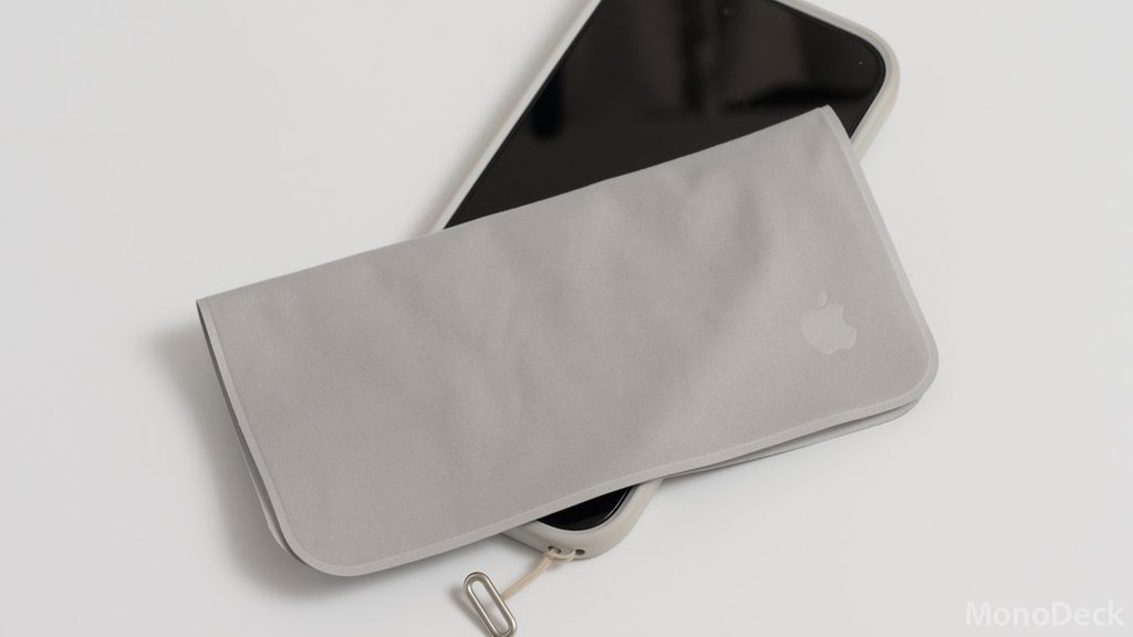 Appleの新型ポリッシングクロスをiPhone Airのディスプレイの上に置いた様子