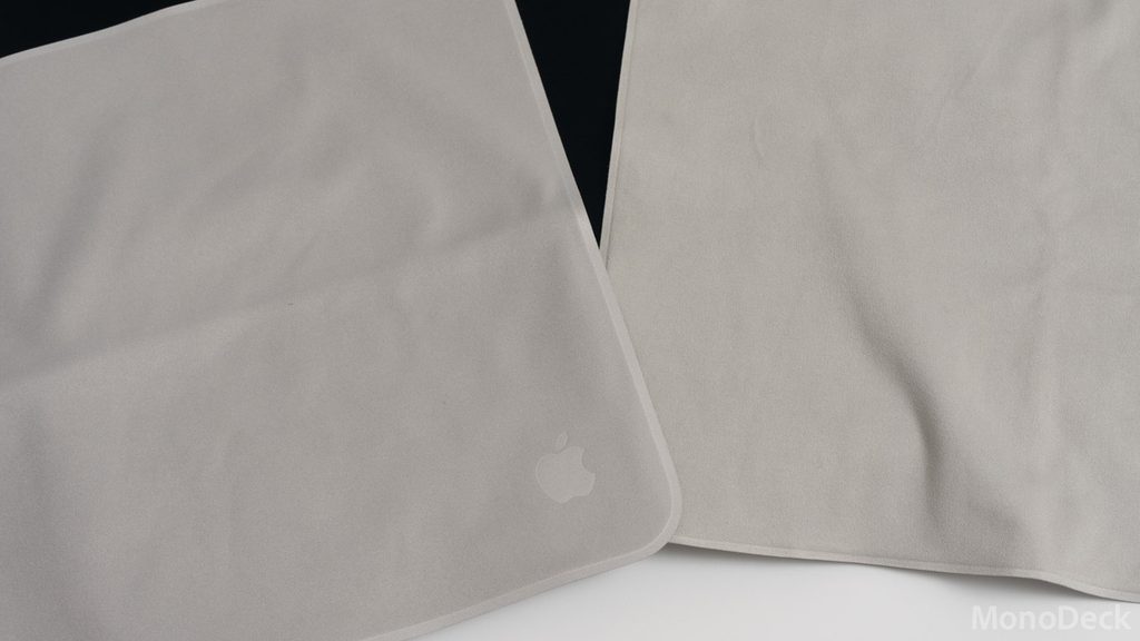 Appleの新型ポリッシングクロス(左)とiPad Pro付属のクロス(右)