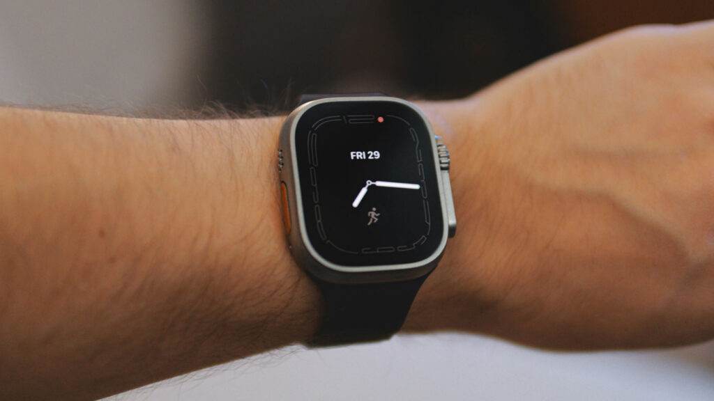 Apple Watch Ultra 3を腕に装着している様子