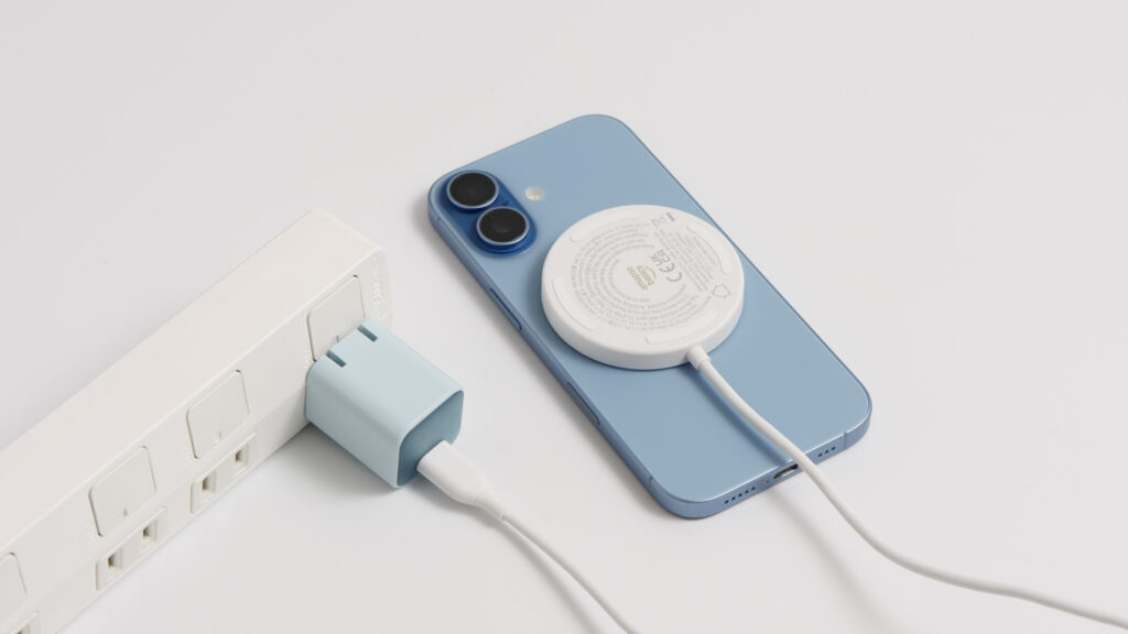 iPhoneとAmazonベーシック ワイヤレス充電パッド 25W