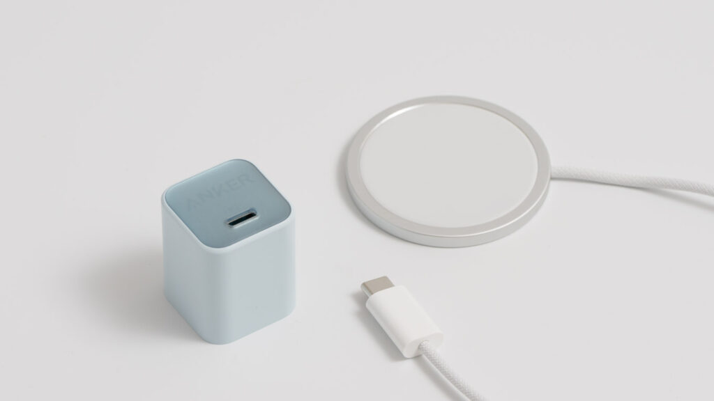ワイヤレス充電器とUSB-C充電器、iPhone