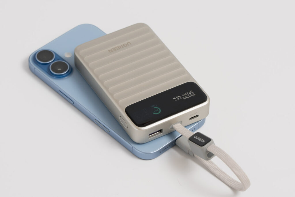 UGREEN Nexode Wavy 10000mAh・45WモバイルバッテリーでiPhone 17を充電している様子