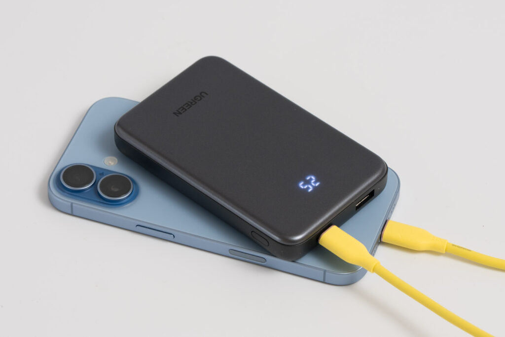 UGREEN Zapix 10,000mAh(PB507)でiPhone 17を充電している様子