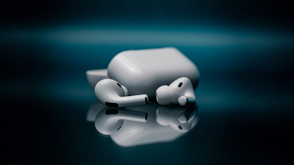 カメラ付きAirPods、年内には間に合わず2027年の登場か