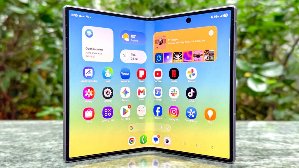 屋外のベンチに開いた状態で自立させたGalaxy Z Fold8。内側の約7.6インチ画面にホーム画面を表示