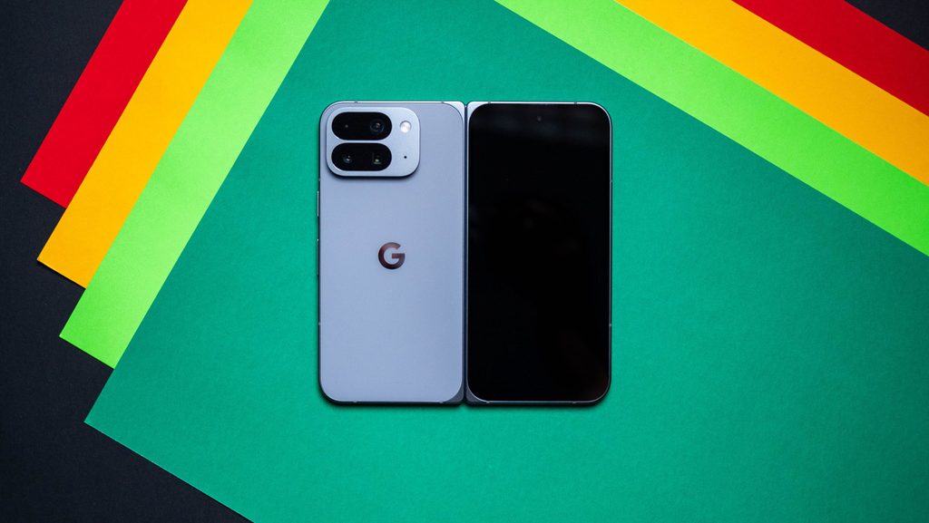 色紙を重ねた背景に半開きで立てたPixel 10 Pro Fold