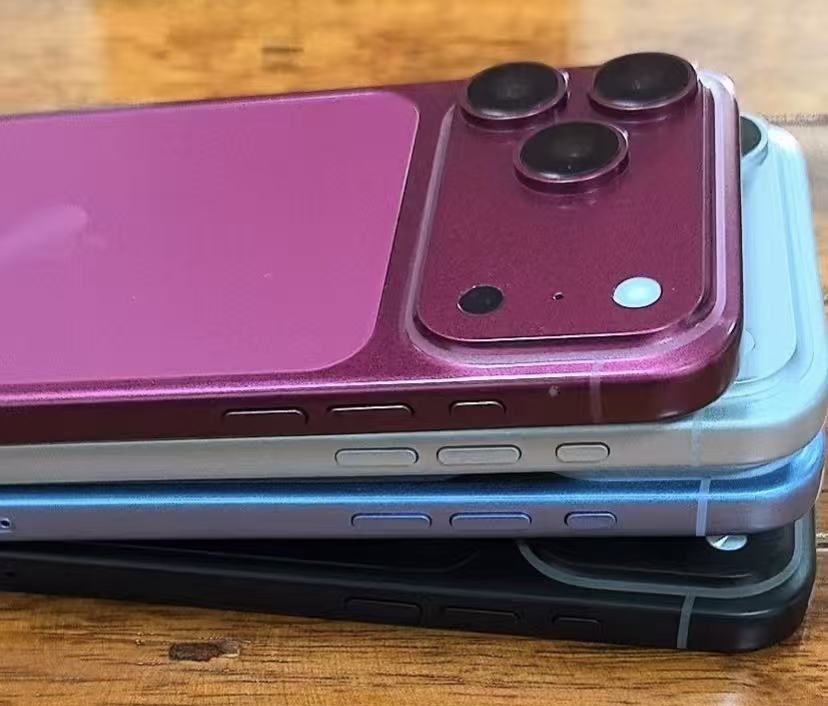 iPhone 18 Pro Maxのものとされるダミーモデル。いちばん上が新色とされるダークチェリー