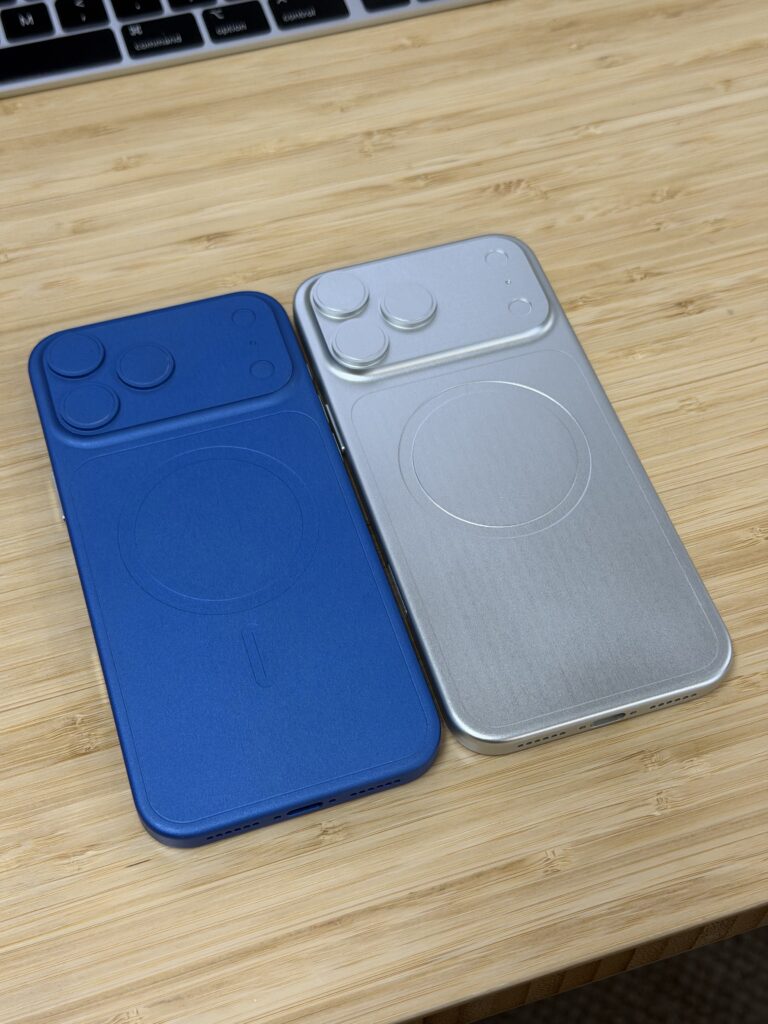 iPhone 17 Pro Max(左)とiPhone 18 Pro Maxのものとされるダミーモデル(右)。18 Pro Maxはカメラ台座が厚くなっているとされる