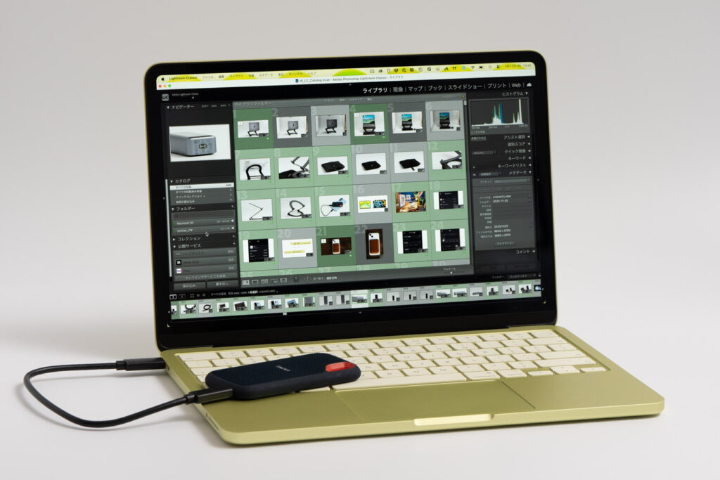 筆者使用中のMacBook Neo(Lightroom Classicを起動)