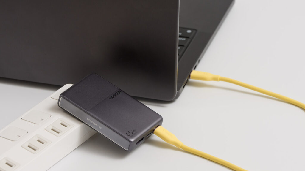UGREEN Nexode Air 65W Slimで14インチMacBook Proを充電している様子(実測 約63W)