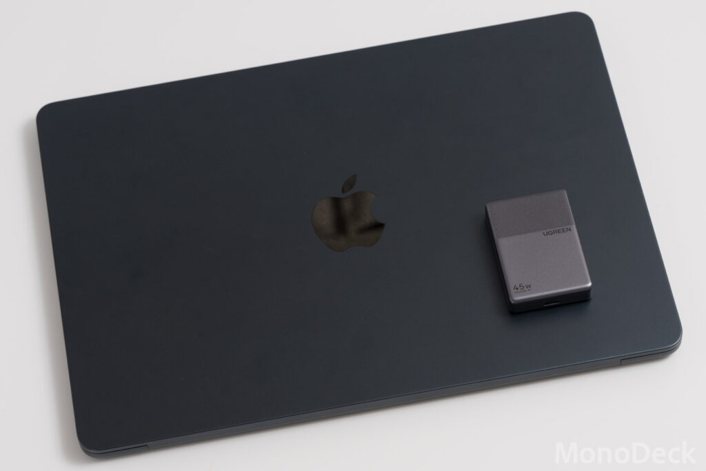 UGREEN Nexode Air 45W Slimと13インチMacBook Airのサイズ比較