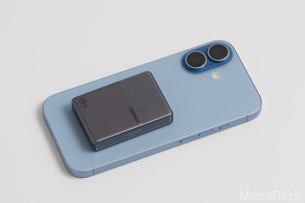 UGREEN Nexode Air 45W SlimとiPhone 17のサイズ比較