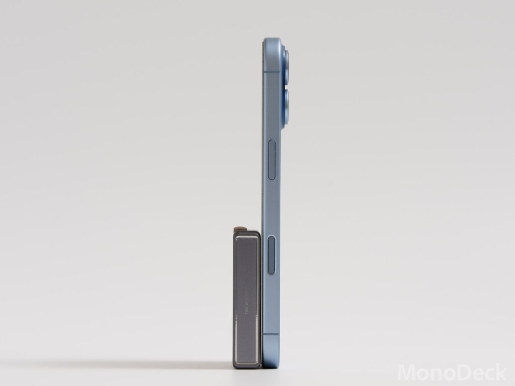 UGREEN Nexode Air 45W SlimとiPhone 17の薄さ比較
