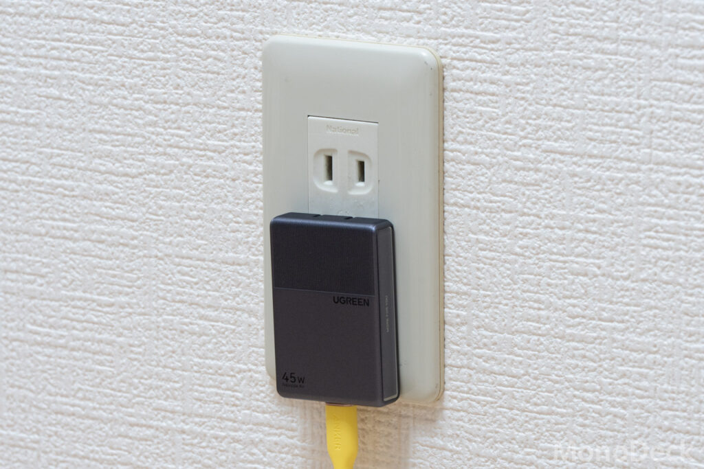 UGREEN Nexode Air 45W Slimを壁のコンセントに挿している様子