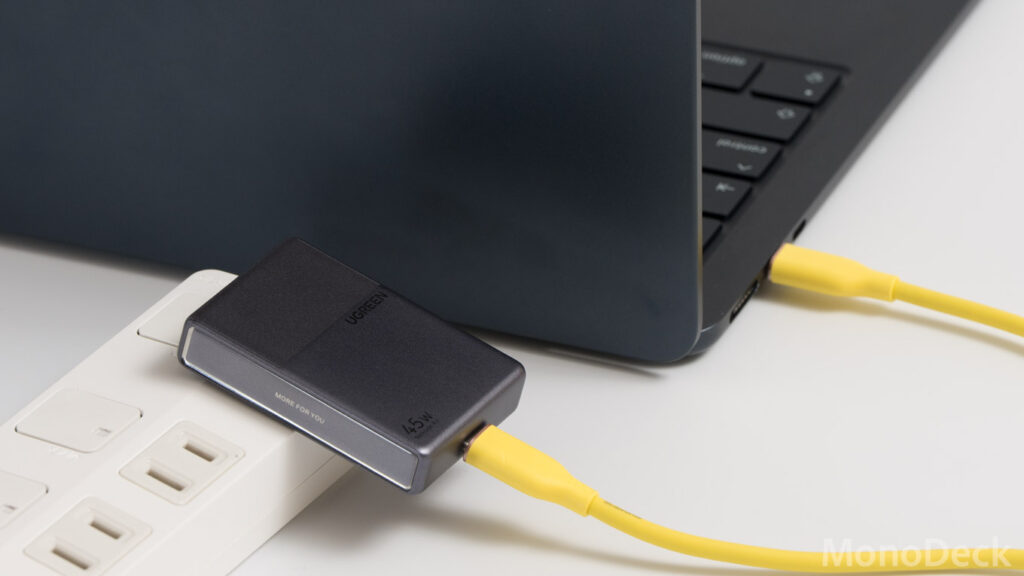 UGREEN Nexode Air 45W Slimで13インチMacBook Airを充電している様子