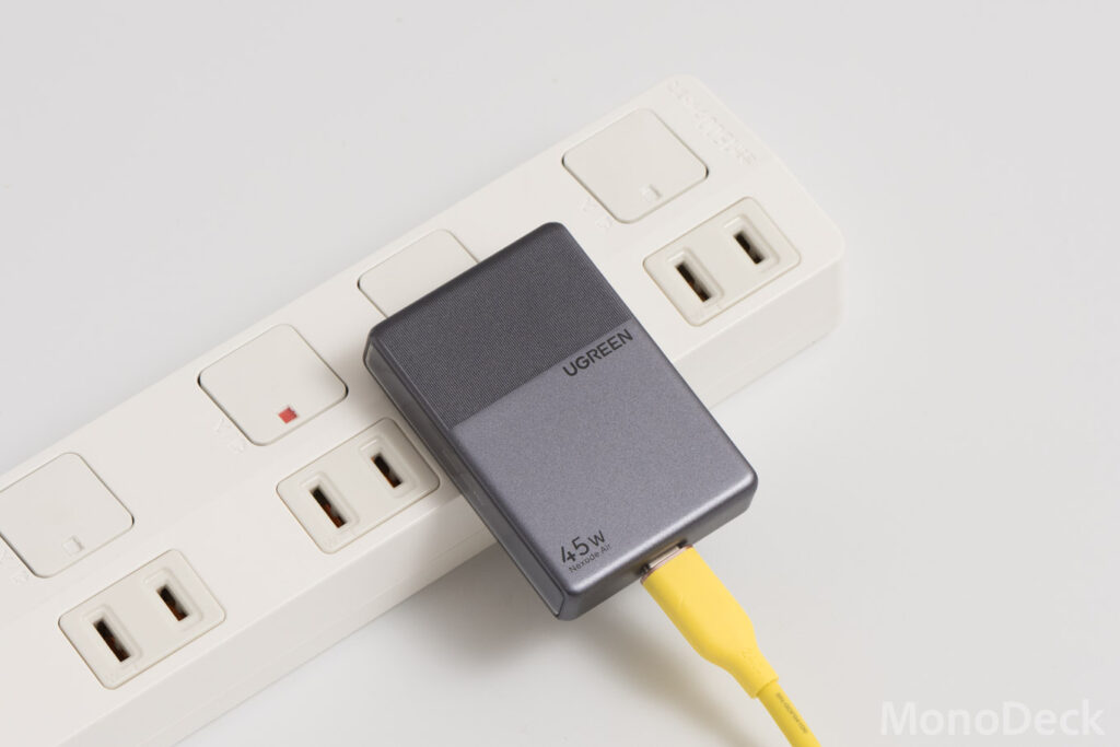 UGREEN Nexode Air 45W Slimを電源タップに挿している様子