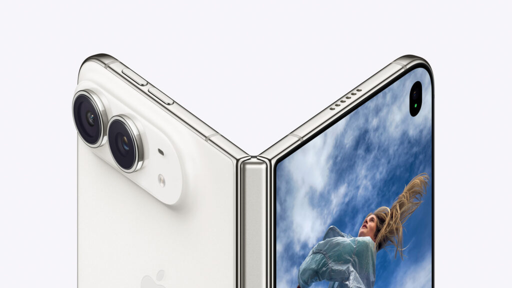 スターホワイトのiPhone Duo。縦向きに大きな角度で開かれ、外側とチタニウムのヒンジが見えている。