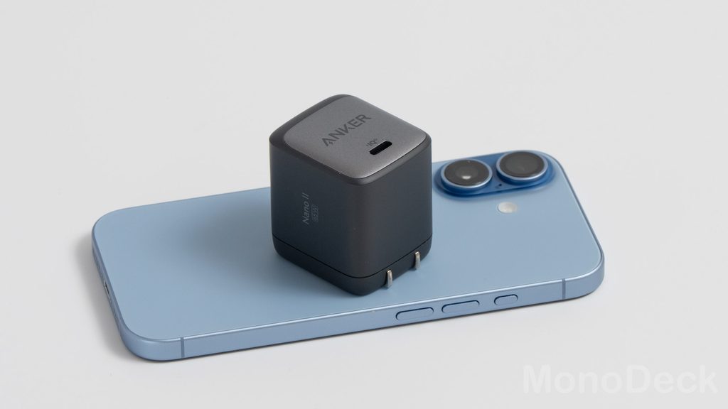 Anker Nano II 65WとiPhone 17とのサイズ比較