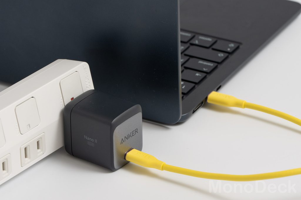 Anker Nano II 65Wで13インチMacBook Airを充電している