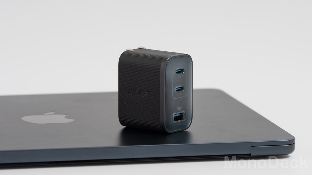Anker Nano Charger (70W, 3 Ports)でiPhone 17とiPad Airを同時充電している