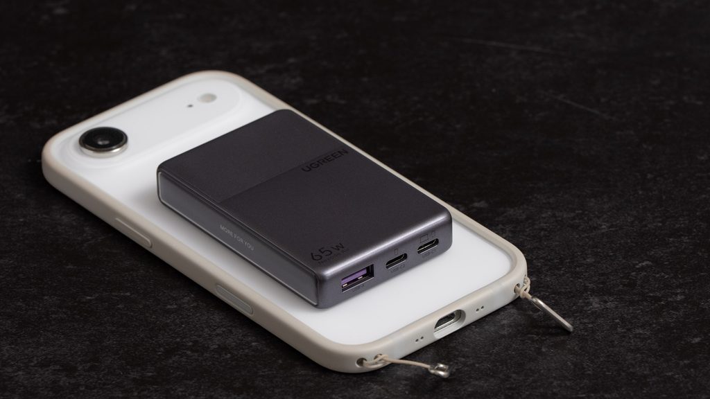 UGREEN Nexode Air 65W SlimとiPhone Airを重ねている