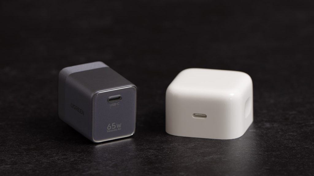 UGREEN Nexode Air 65Wと40Wダイナミック電源アダプタ(最大60W対応)とのサイズ比較