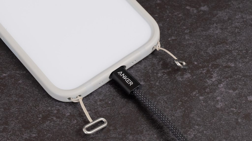 Anker Zolo USB-C & USB-Cケーブル(240W, 高耐久ナイロン)をiPhone Airに接続している様子