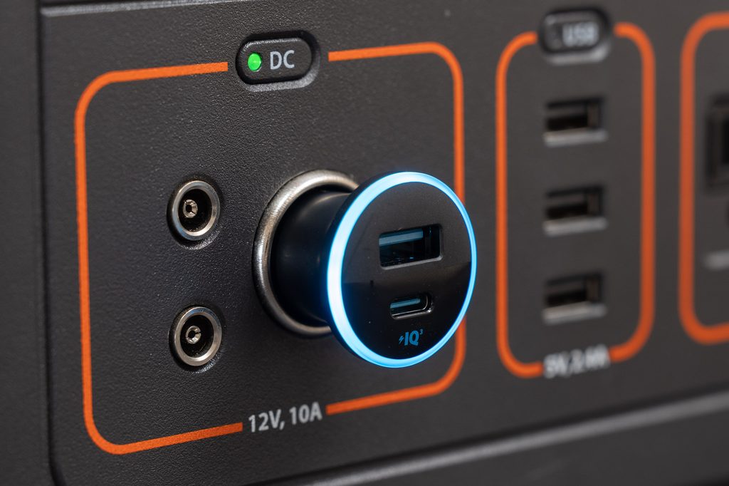 Anker 323 Car Charger (52.5W)をポータブル電源のシガーソケットに接続している様子