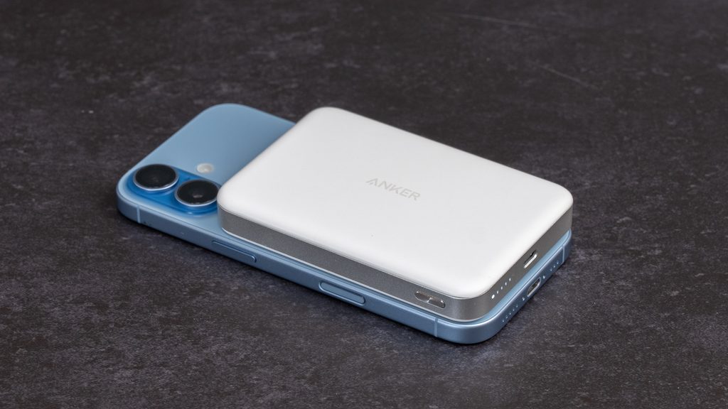 Anker MagGo Power Bank (10000mAh, Slim)でiPhone 17をワイヤレス充電している様子