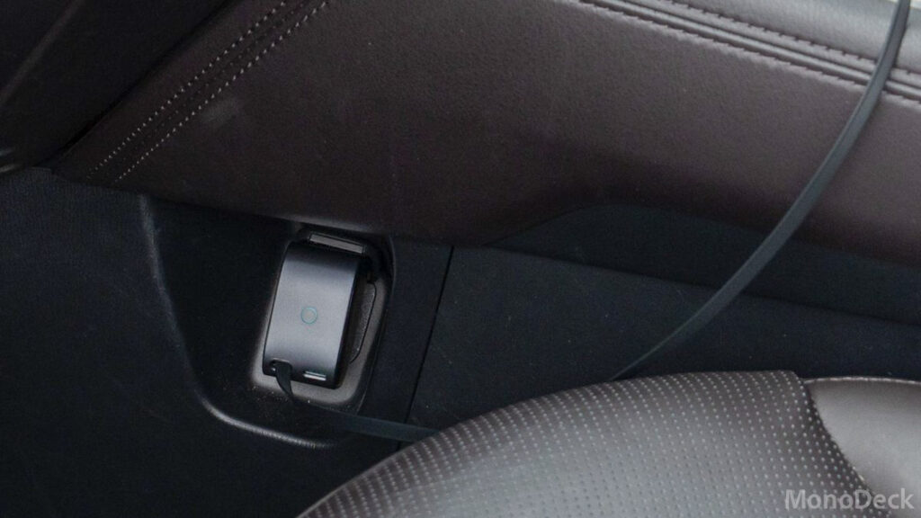 Anker Nano Car Charger (75W, 巻取り式 USB-Cケーブル)を車載のシガーソケットに挿している様子