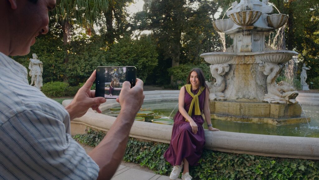 iPhone DuoのDuo Previewで撮影する人と構図を確認する被写体