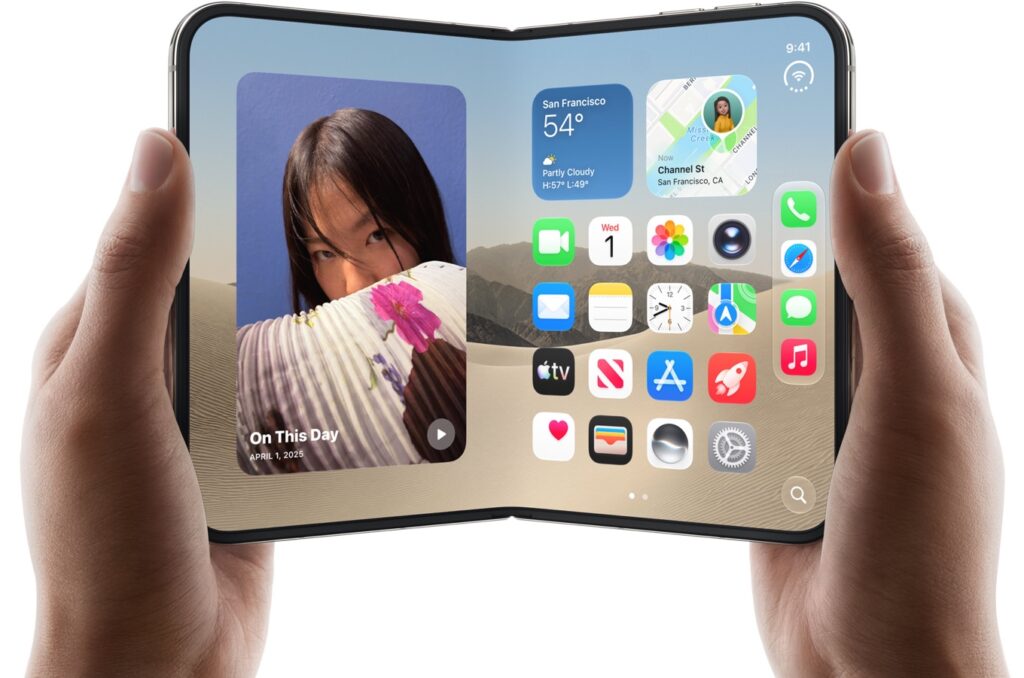 両手で開いたiPhone Duoの7.6インチインナーディスプレイ