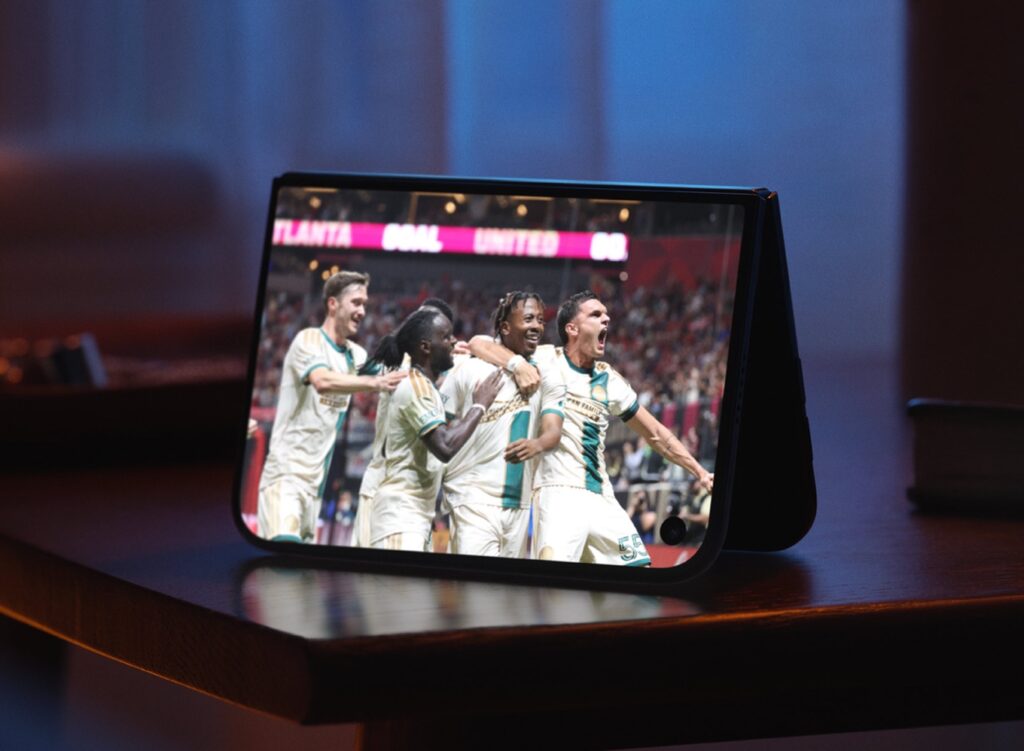 テント状に置いたiPhone Duoで表示するスポーツ映像