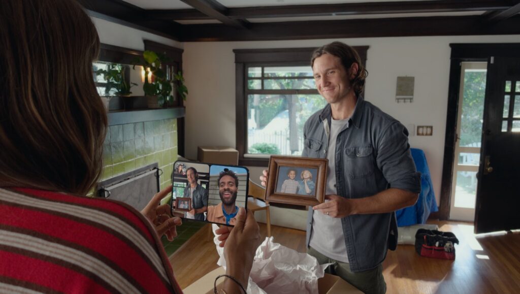 iPhone Duoの外側画面から複数人がFaceTime通話に参加する場面